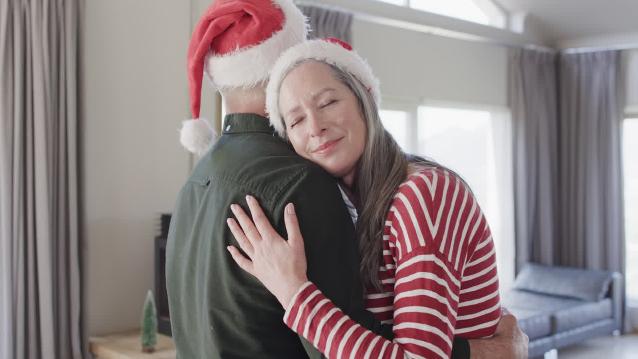 집과 정원에서 중년 백인 부부의 비디오 작곡, 복사 공간