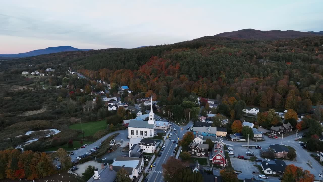 vista aérea del pueblo de stowe en el norte de vermont, estados unidos