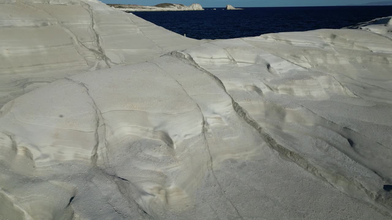 Costa rocosa y agua turquesa en la isla de Milos, Grecia. - toma con cámara en mano