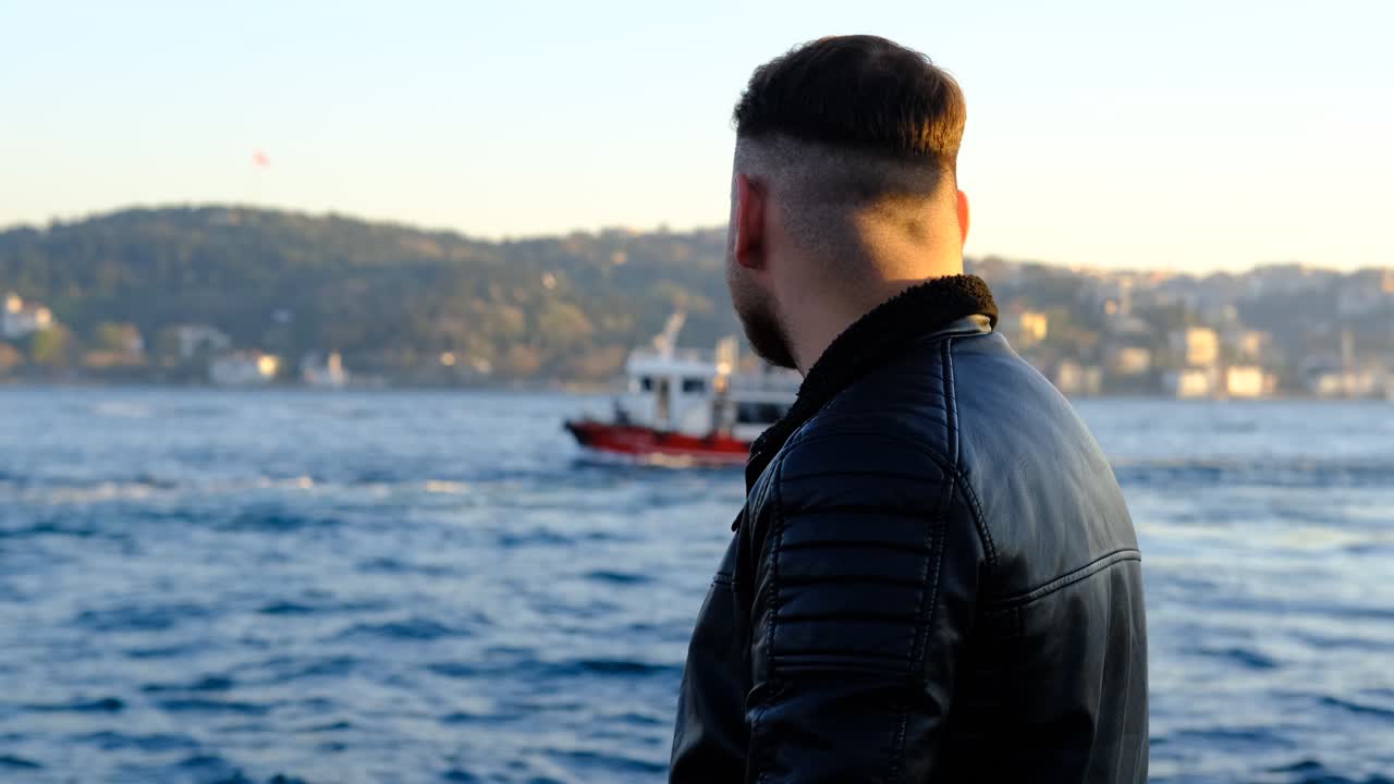 해협을 지켜보는 외로운 남자