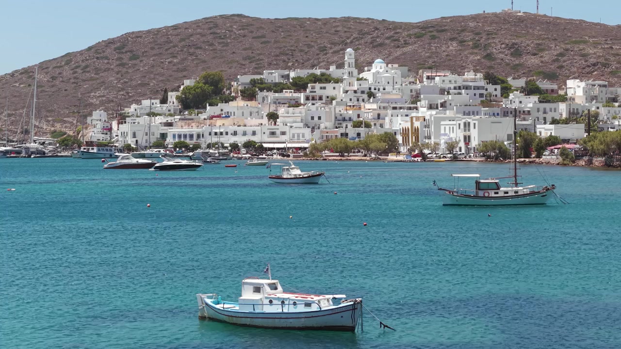 Veduta aerea della baia di Adamantas, Milos, Grecia, con barche ancorate