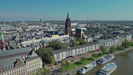 Catedral-Al-Fondo,-Río-Principal-En-Primer-Plano,-La-Ciudad-De-Frankfurt