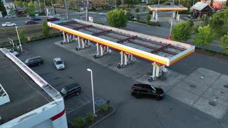 vista aérea de los estadounidenses llenando sus coches en la gasolinera local