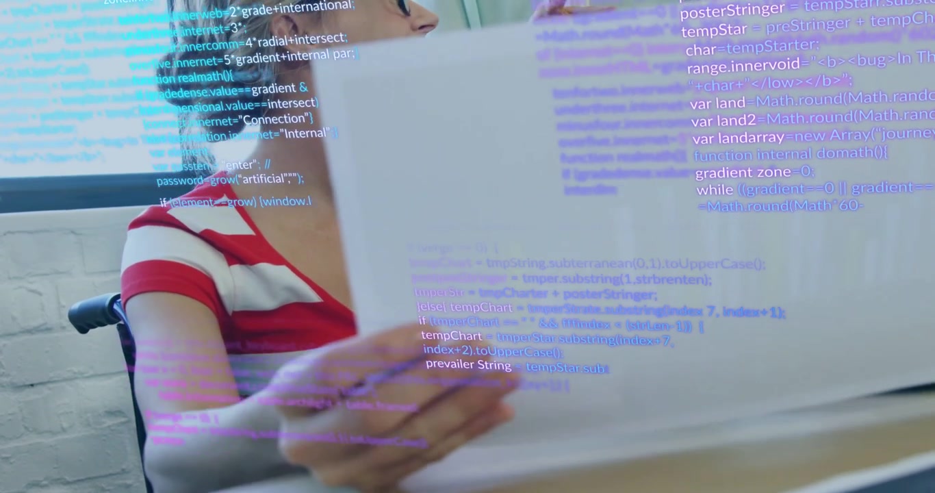 Mujer alcanzando un documento, recogiendo y hojeando páginas para verificar datos mientras una superposición tecnológica se desplaza.