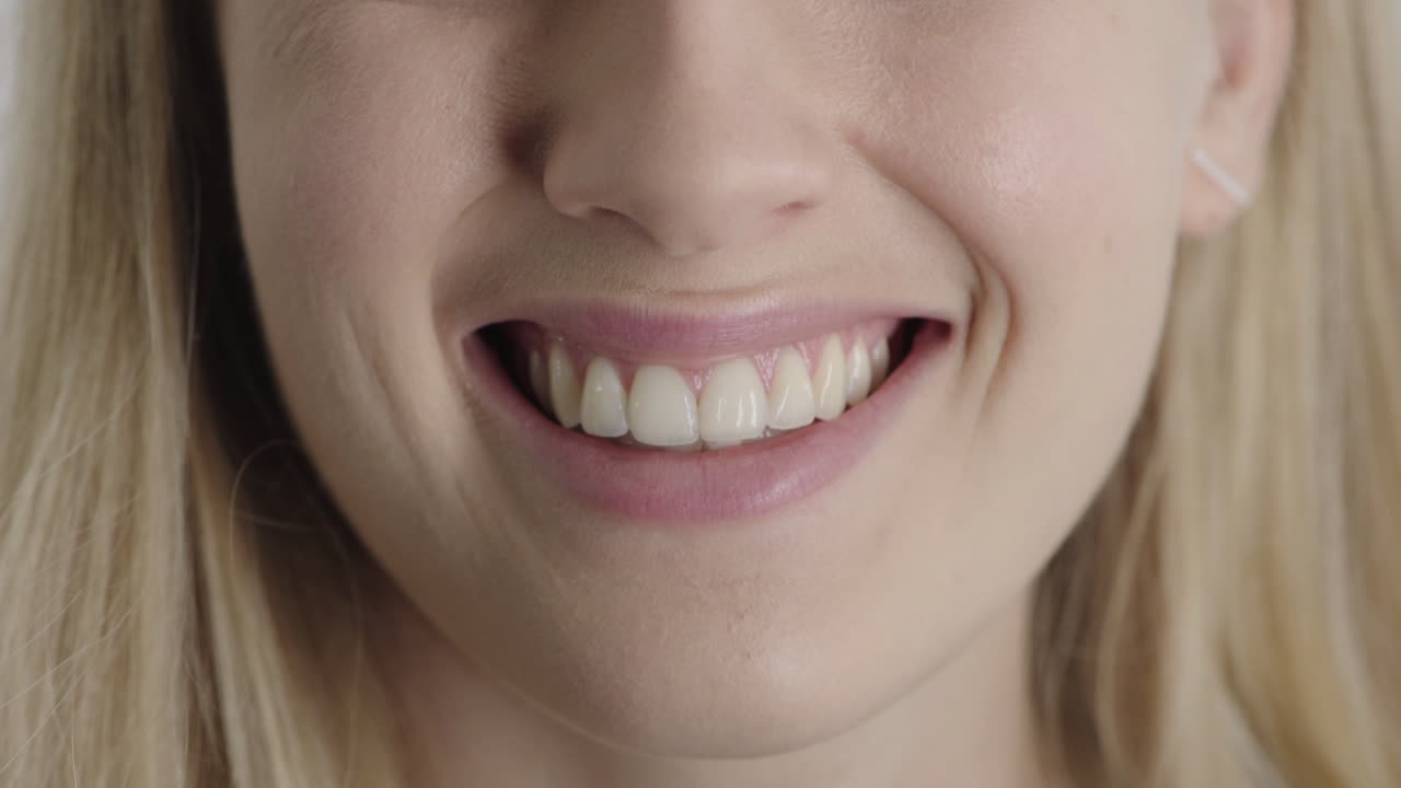 cerrar la boca de la mujer sonriendo feliz mostrando dientes blancos saludables salud dental
