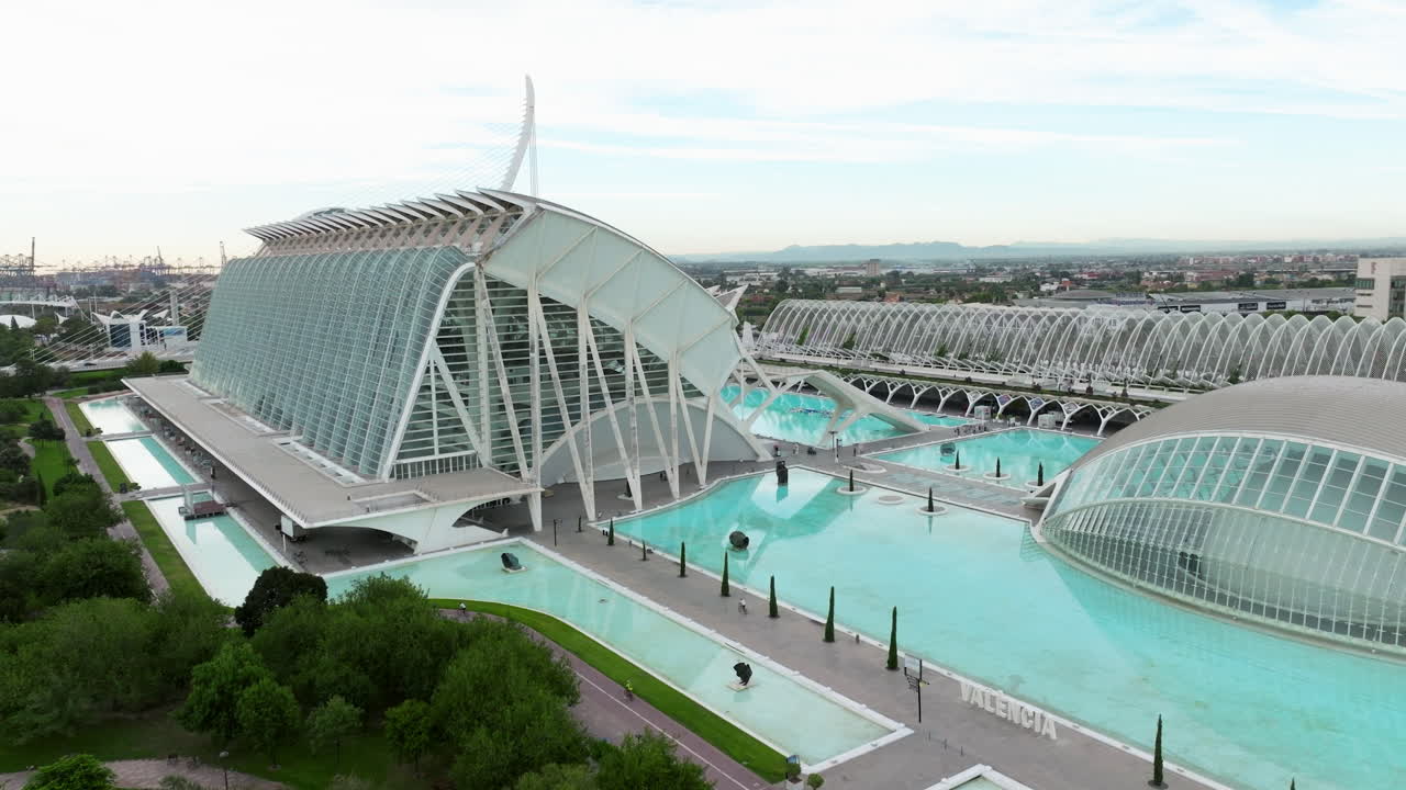 스페인 발렌시아에 있는 시우다드 데 라스 아르테스 이 라스 시엔시아스 건축 단지의 공중 전망