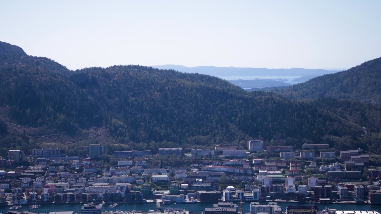 Ampia vista aerea del paesaggio urbano di Bergen con le colline boscose circostanti e l'acqua