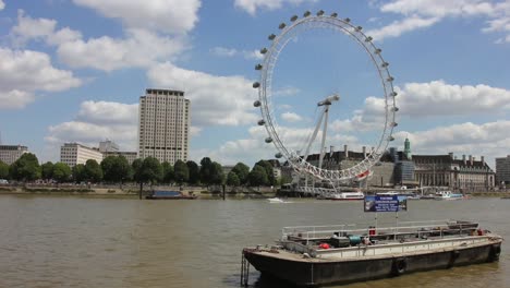 Zeitraffer-Des-London-Eye-Und-Der-Themse-Mit-Blauem-Himmel