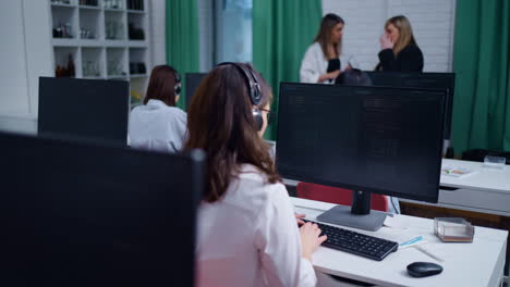 un grupo de mujeres que trabajan en una oficina, centradas en sus tareas. la imagen muestra a un equipo de profesionales trabajando juntos en un proyecto, usando computadoras y tecnología. la escena está ambientada en un espacio de oficina moderno, con un ambiente limpio y profesional.