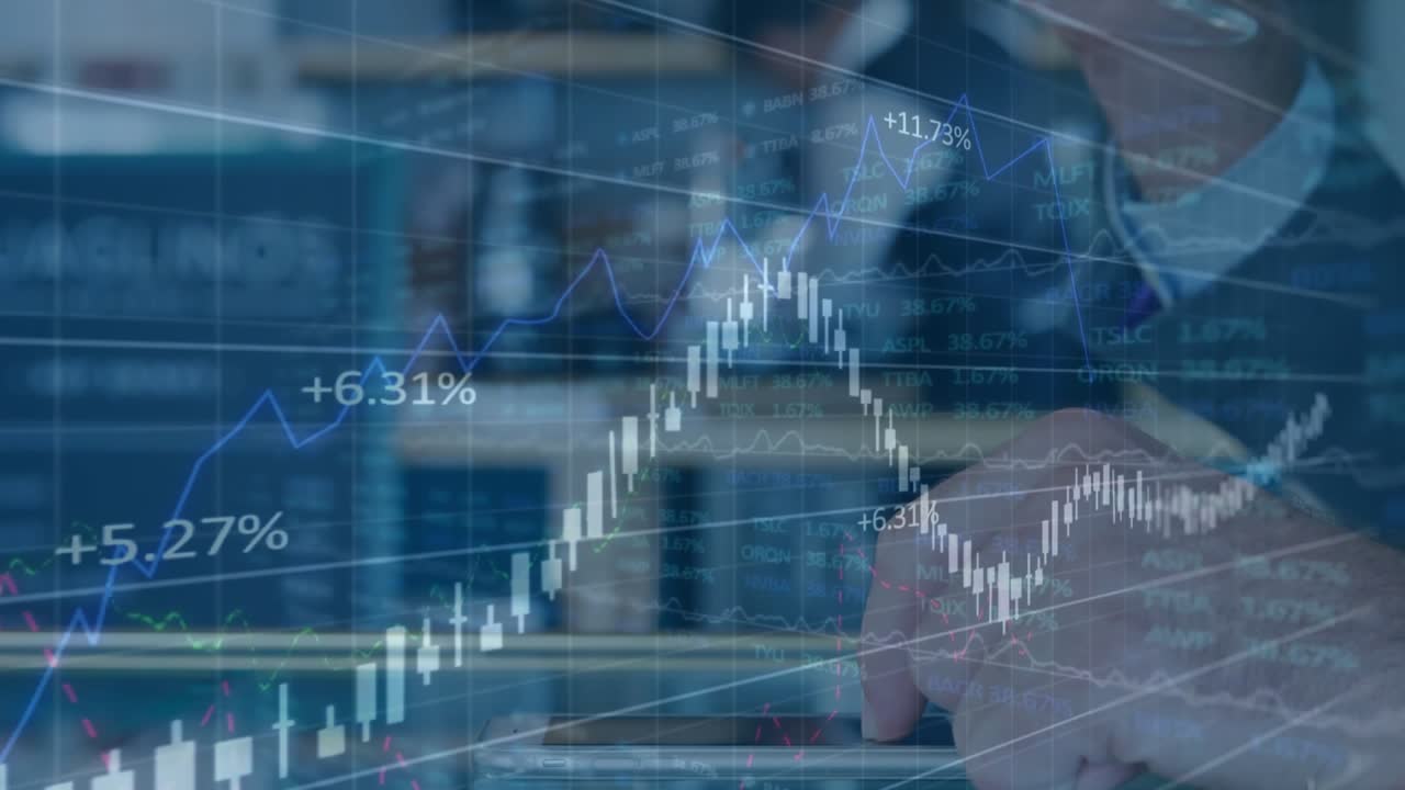 Uomo che tocca un tablet, facendo sì che i grafici a candela finanziari e le percentuali aumentino per poi diminuire, controllando il mercato