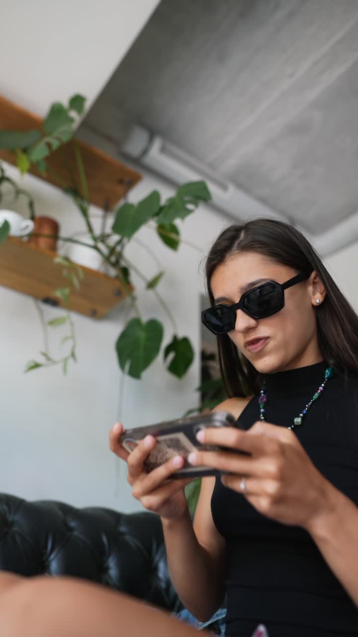 mujer joven usando un teléfono inteligente en una sala de estar