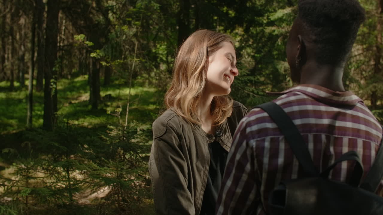 숲에서 산책하는 커플