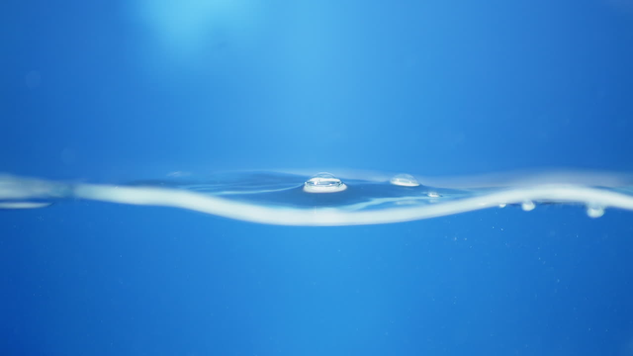 크리스탈 은 파란 광물 물의 물결은 물 크에 작은 거품과 물방울을 만니다.