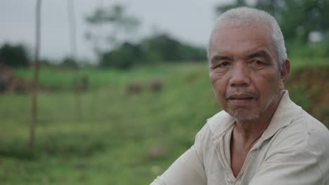 agricultor de edad avanzada en un entorno rural