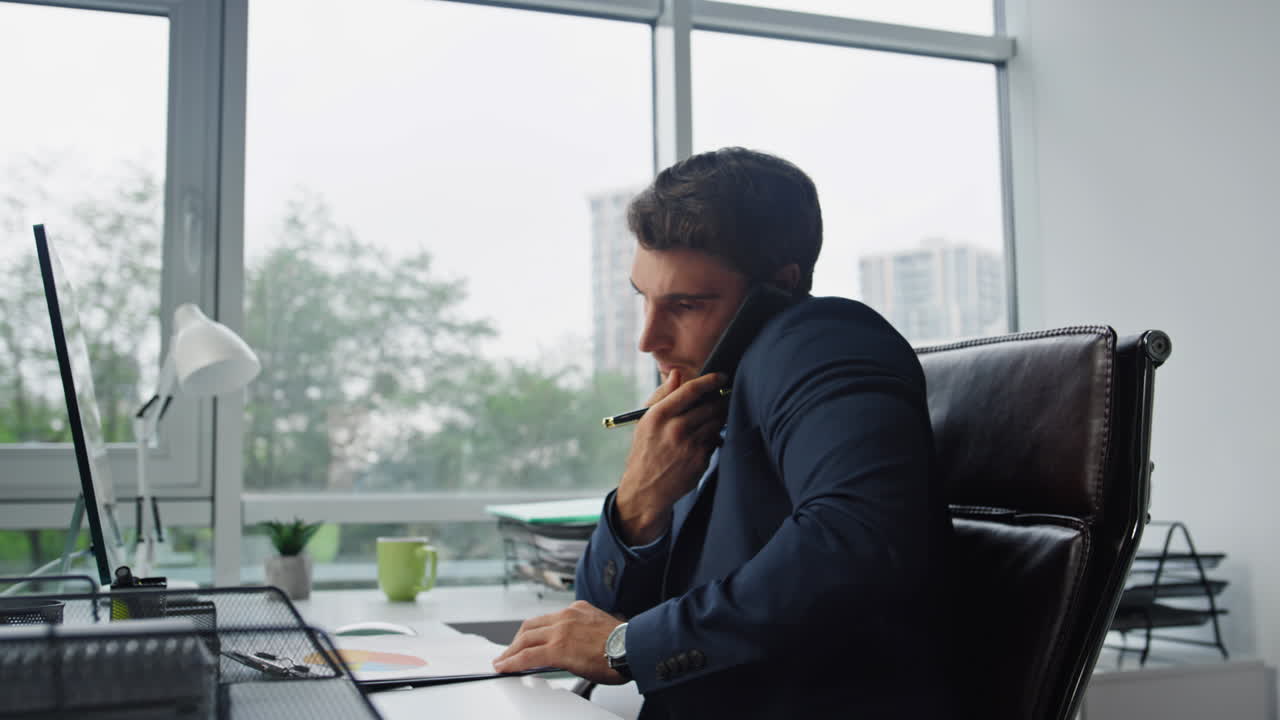 manager di marketing che parla al cellulare in ufficio. imprenditore occupato che firma documenti