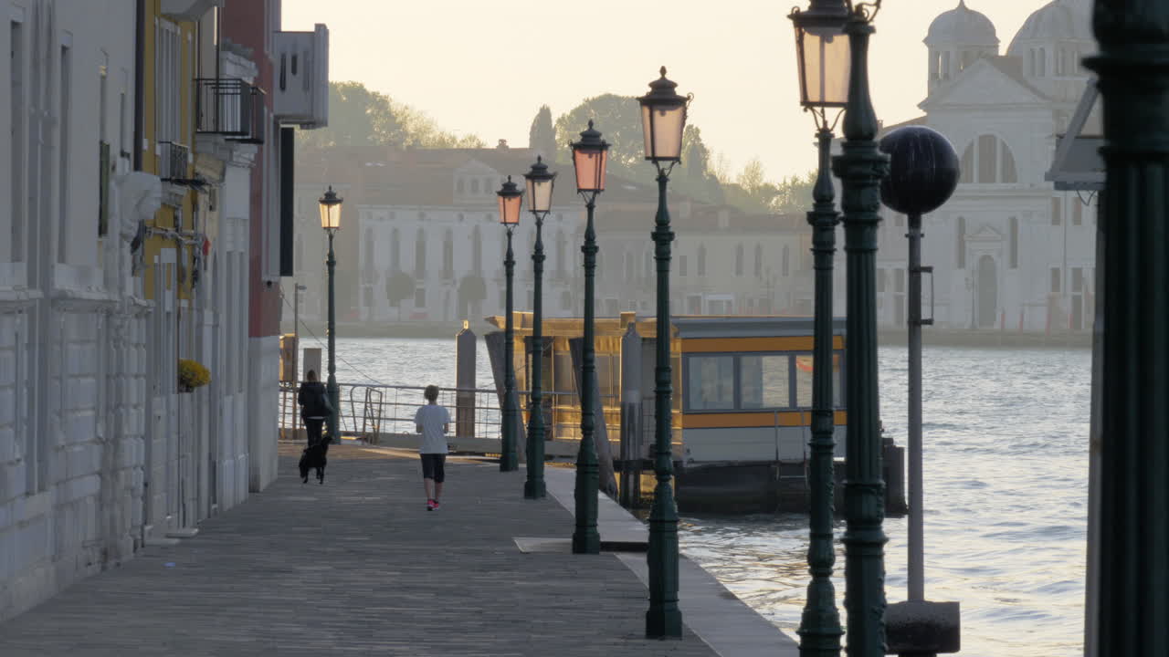 un terraplén de venecia con hermosos postes de luz