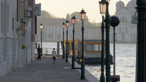 Un-Terraplén-De-Venecia-Con-Hermosas-Farolas.