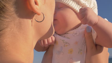 madre feliz besando a su querida hija bebé