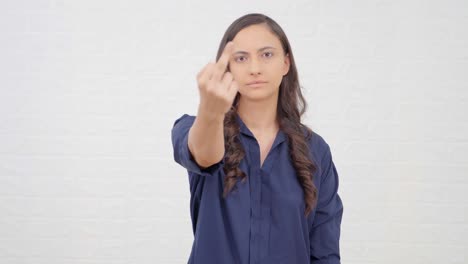 Niña-India-Abusiva-Mostrando-El-Dedo-Medio