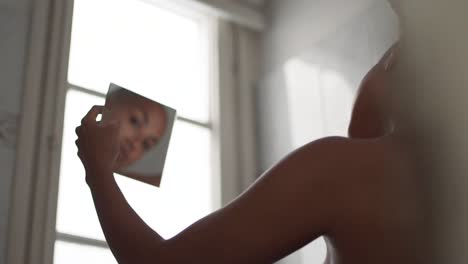 Mujer-Negra-Recortando-El-Cabello-En-Casa