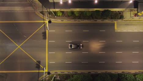 vista aérea nocturna de una intersección de la ciudad