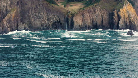 Amplia-Retirada-Aérea-Sobre-El-Océano-Pacífico,-Lejos-Del-Acantilado-Rocoso-De-La-Costa-De-Oregon