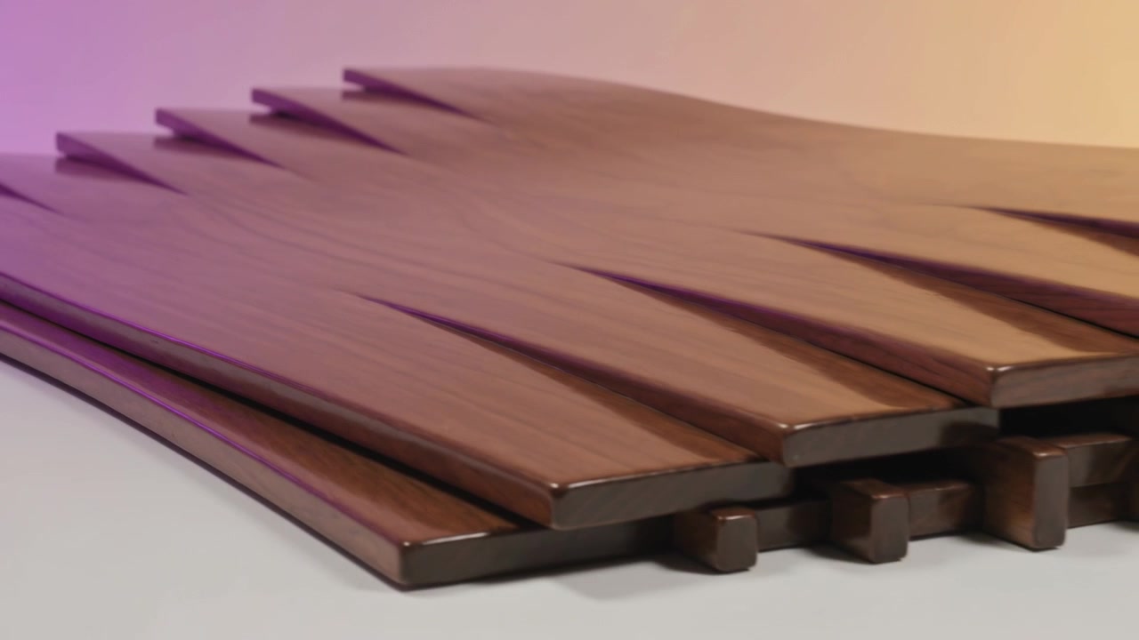 Telecamera scorrevole che rivela listelli di legno impilati in studio, mostrando connettori e finitura per l'esposizione