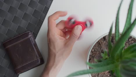 hombre girando un fidget spinner. vista de arriba hacia abajo