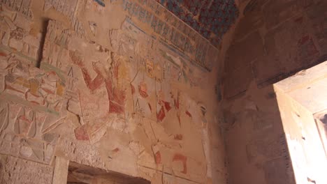 jeroglíficos coloridos bordean la pared de antiguos templos y tumbas en el valle de los reyes y el templo de hatshepsut