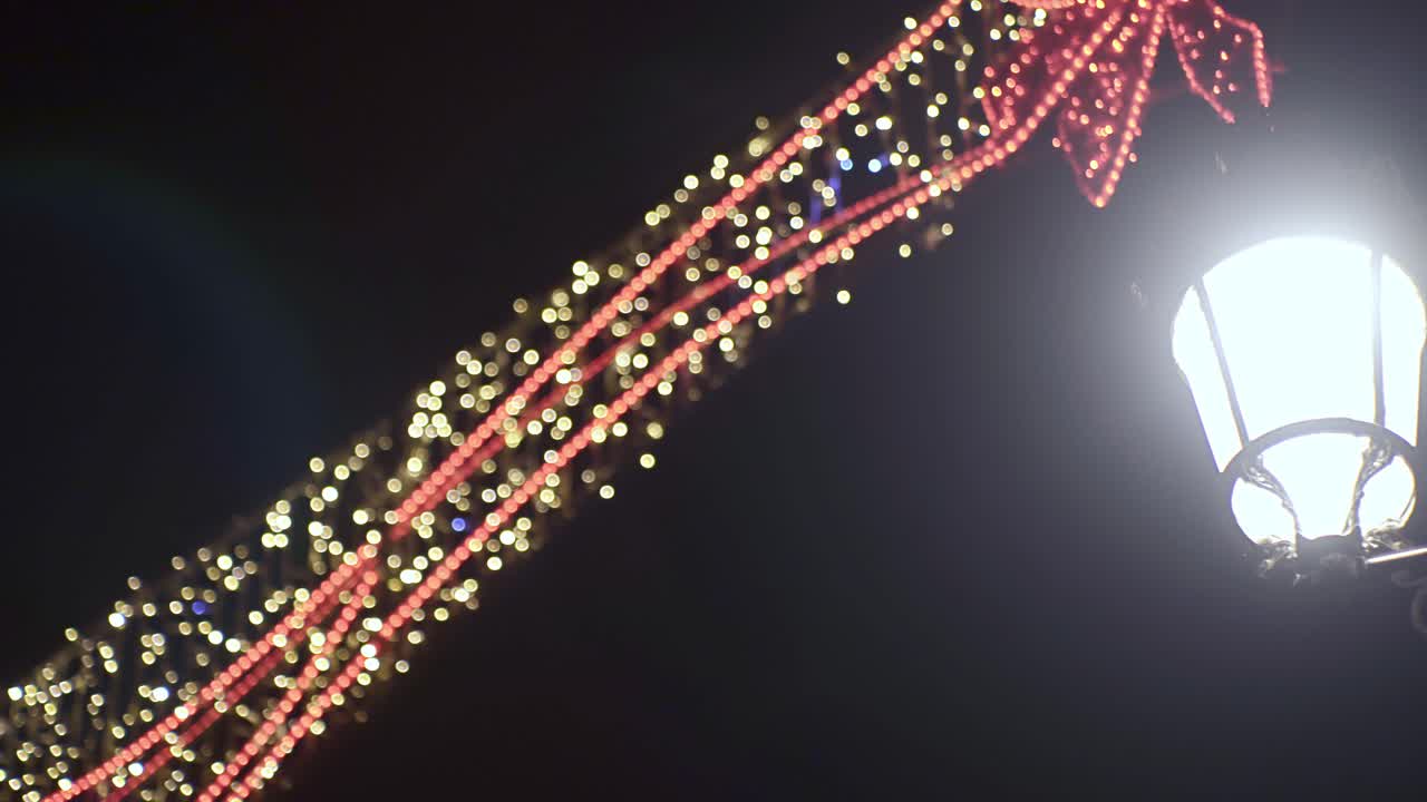 아름다운 크리스마스 불빛이 밤에 불고 반짝이며 프랑스 메츠의 모든 거리를 비춥니다