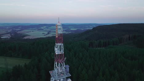 Una-Vista-Cercana-De-La-Estructura-De-Hierro-De-Un-Transmisor-De-Radio-Construido-En-La-Naturaleza