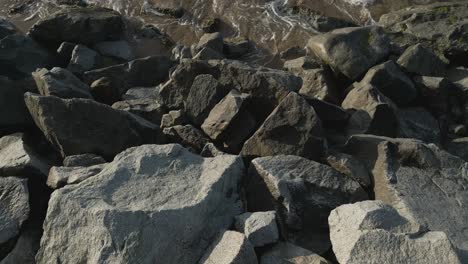 drones aéreos vuelan sobre las rocas de la costa, el agua del mar y el horizonte de arenys de mar, cataluña, españa, europa