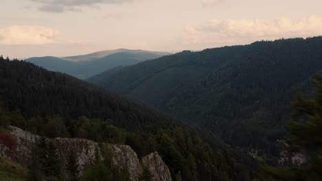 Romantisches-Paar,-Das-Sich-Auf-Dem-Berg-Vladeasa-In-Rumänien-Küsst