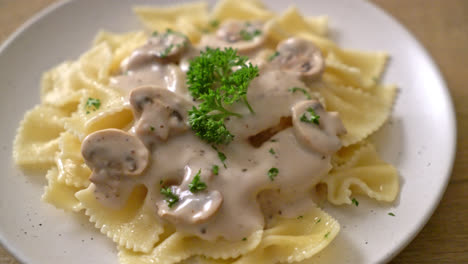 pasta farfalle con salsa de crema blanca de champiñones - estilo de comida italiana