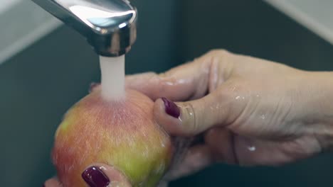 Nahansicht-Frau-Wäscht-Apfel-Langsam-Mit-Leitungswasser