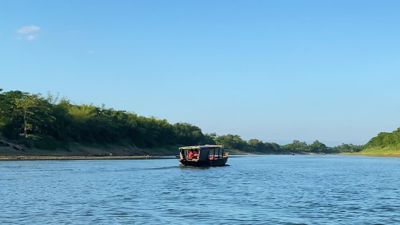 barco de transporte de motor en el río surma, bangladesh