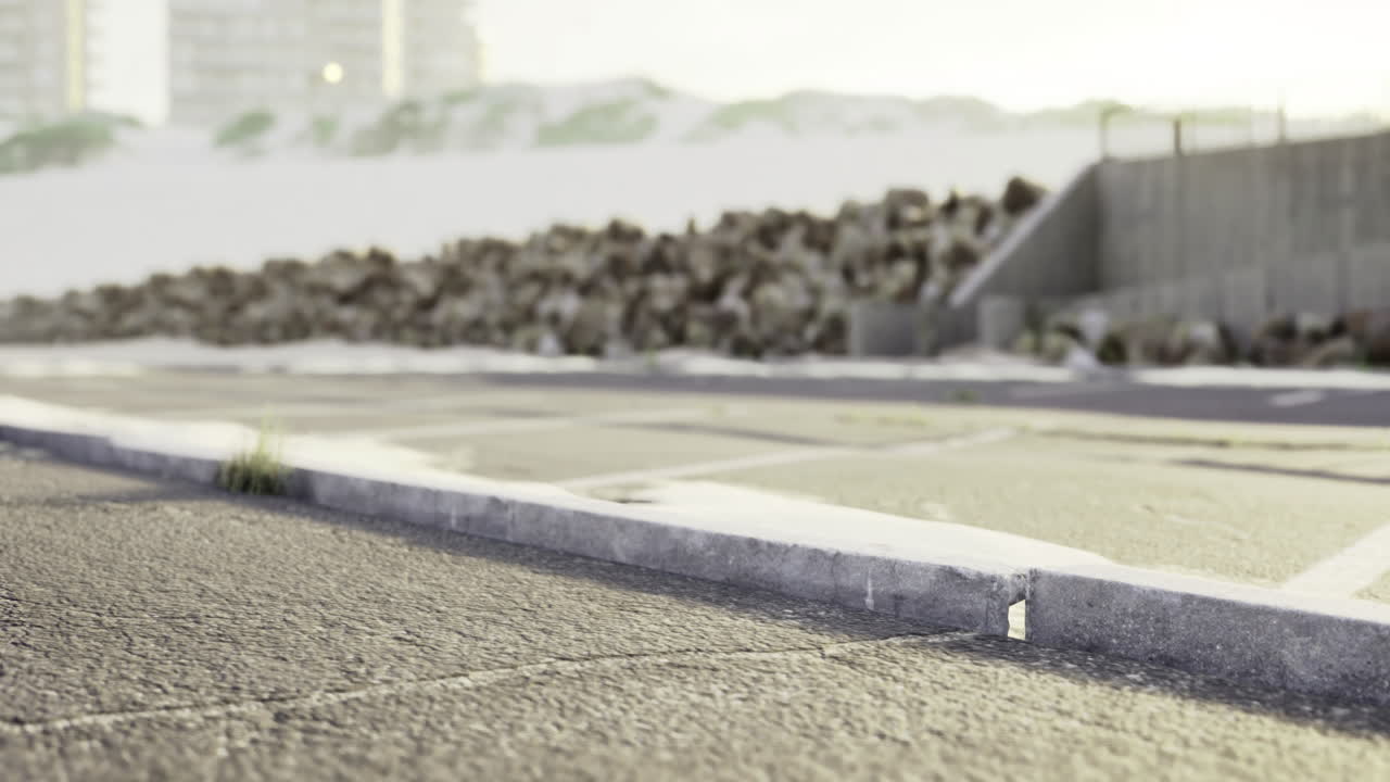 버려진 주차장과 바위가 있는 해안선이 있는 도시 풍경