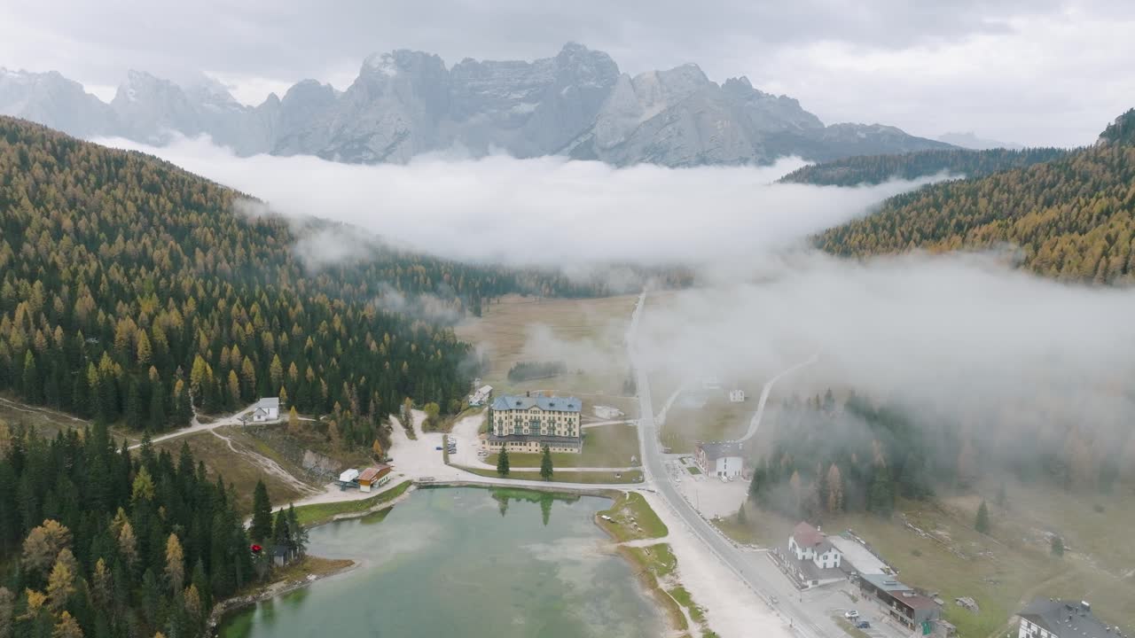 Splendida vista aerea inclinata sul Lago di Misurina, conosciuto anche come la Perla del Cadore nelle Dolomiti altoatesine.