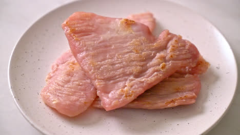 cerdo frito secado al sol en un plato