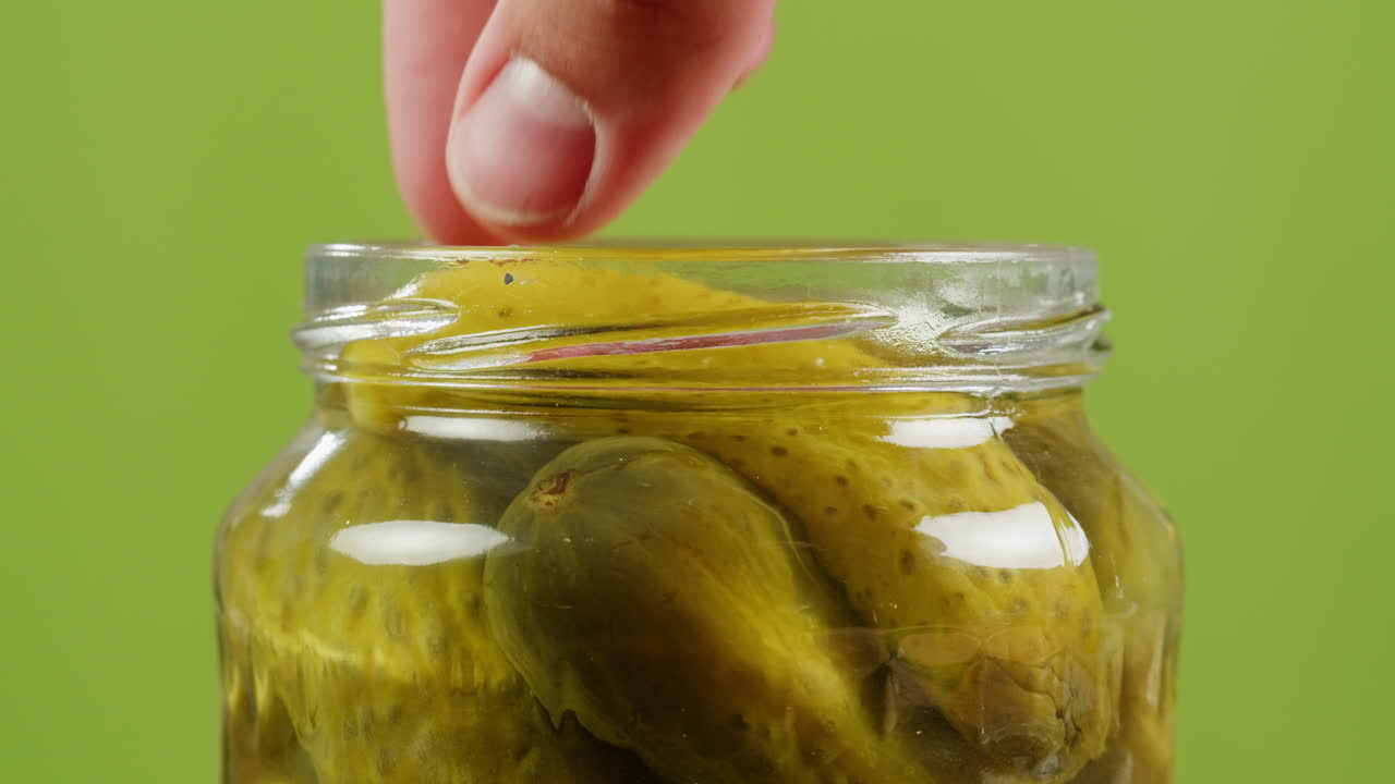 항아리에 절인 오이