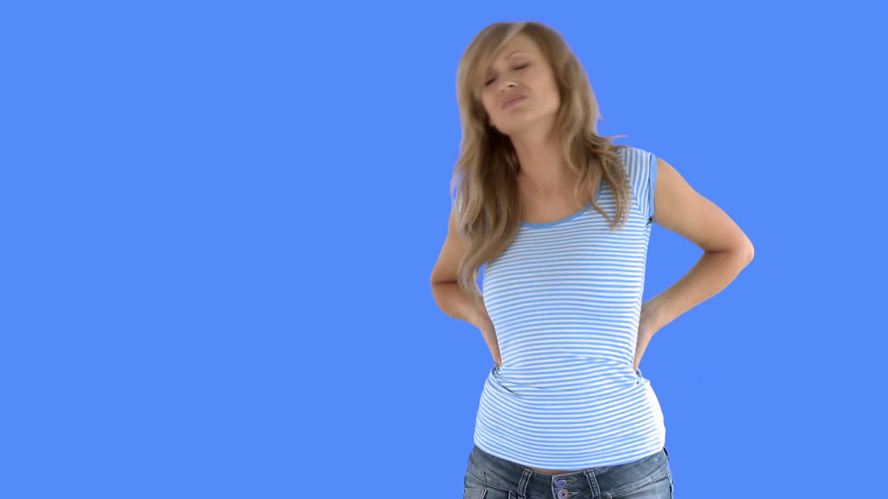 허리 통증 을 고 있는 금발 의 젊은 여자