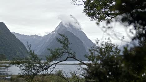 Mountains-above-a-beautiful-lake-on-a-cloudy-day