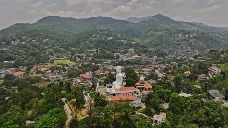 Luftüberflug-Einer-V9-Drohne-über-Kandy,-Sri-Lanka,-Und-Um-Einen-Buddhistischen-Tempel-Auf-Einem-Hügel-Im-Stadtzentrum-Herum,-Mit-Panoramablick-Auf-Die-Innenstadt-Und-Das-Hügelige-Gelände-–-Aufgenommen-Mit-Mavic-3-Cine-–-April-2023