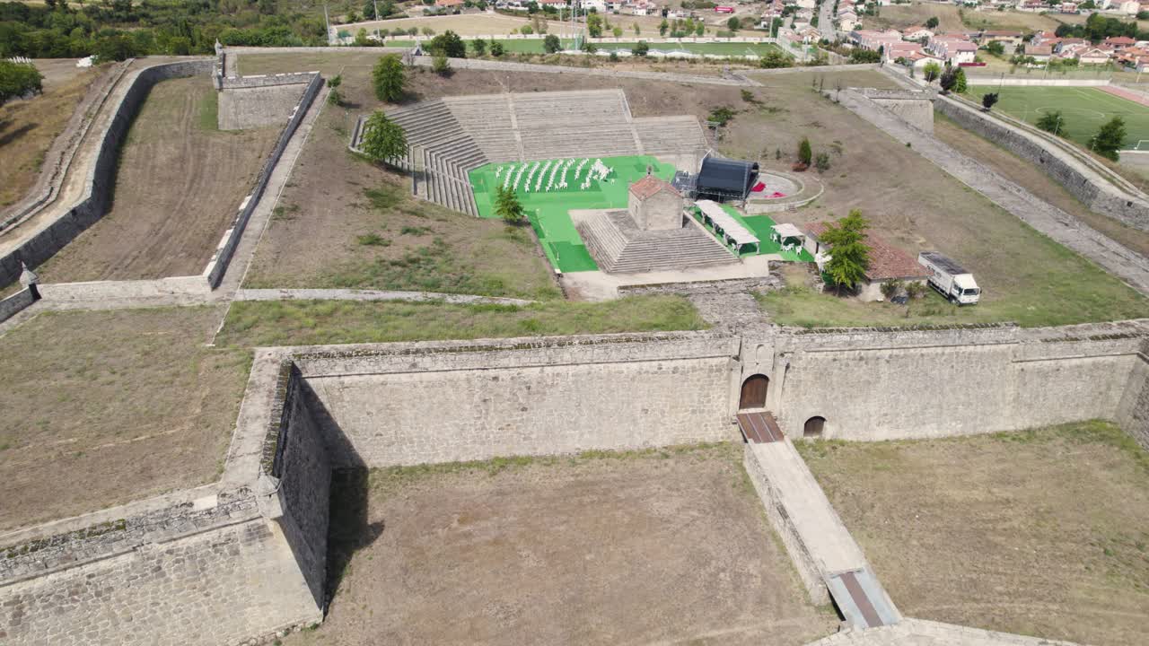 vista aérea de retroceso capilla de nuestra señora de brotas dentro de la fortaleza de são neutel, chaves