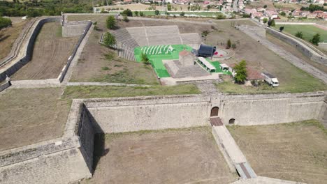 Aerial-Pullback-View-Kapelle-Unserer-Lieben-Frau-Von-Brotas-In-Der-Festung-Sao-Neutel,-Chaves