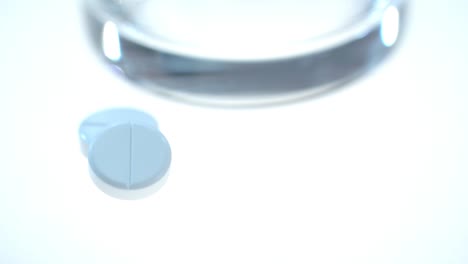 Medizinische-Tabletten-Auf-Weißem,-Rotierendem-Hintergrund.-Pharmazeutische-Produkte