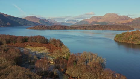 Malerische-Schottische-Aussicht-über-Den-Lock-Lomond-Lake-Und-Den-Trossachs-Nationalpark-In-Schottland