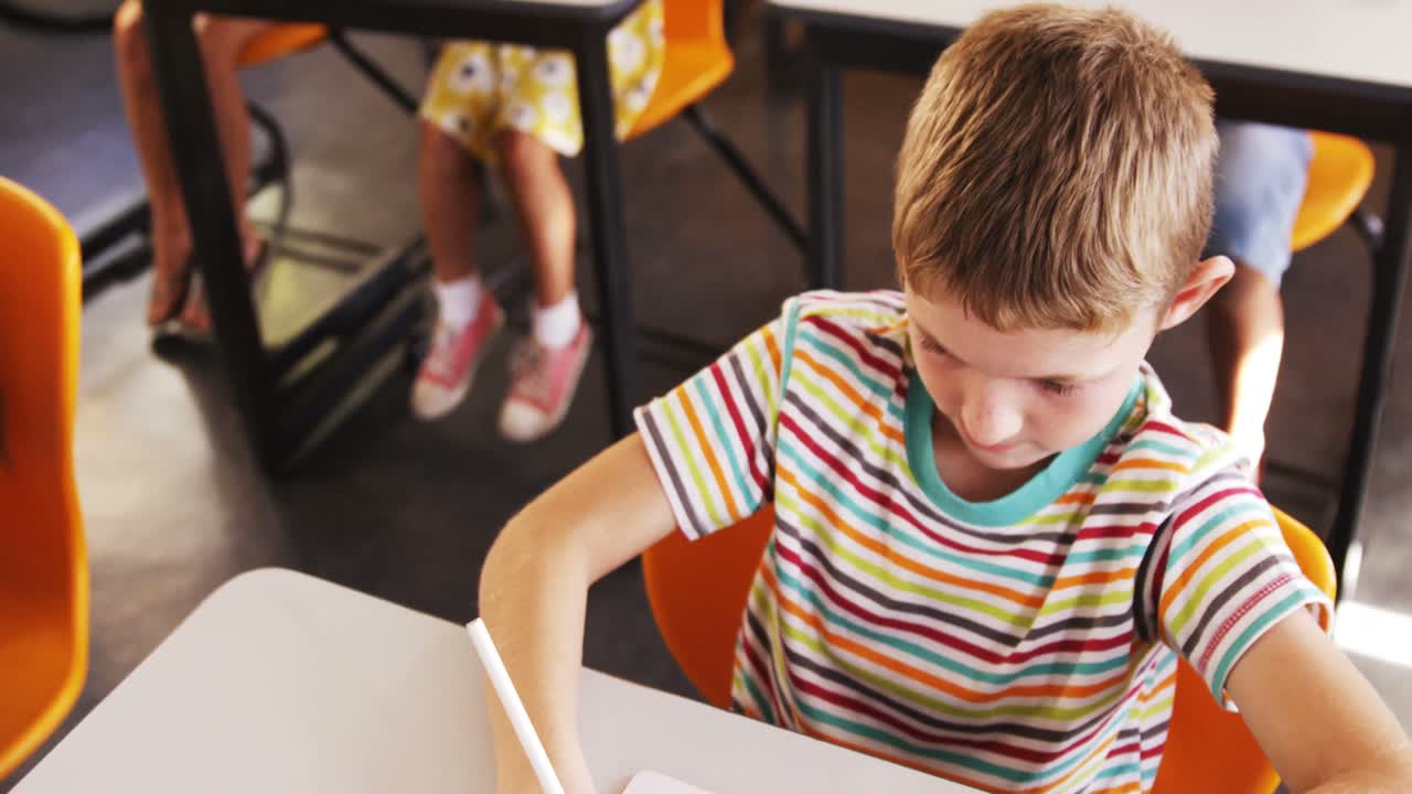 мальчик учится в классе.