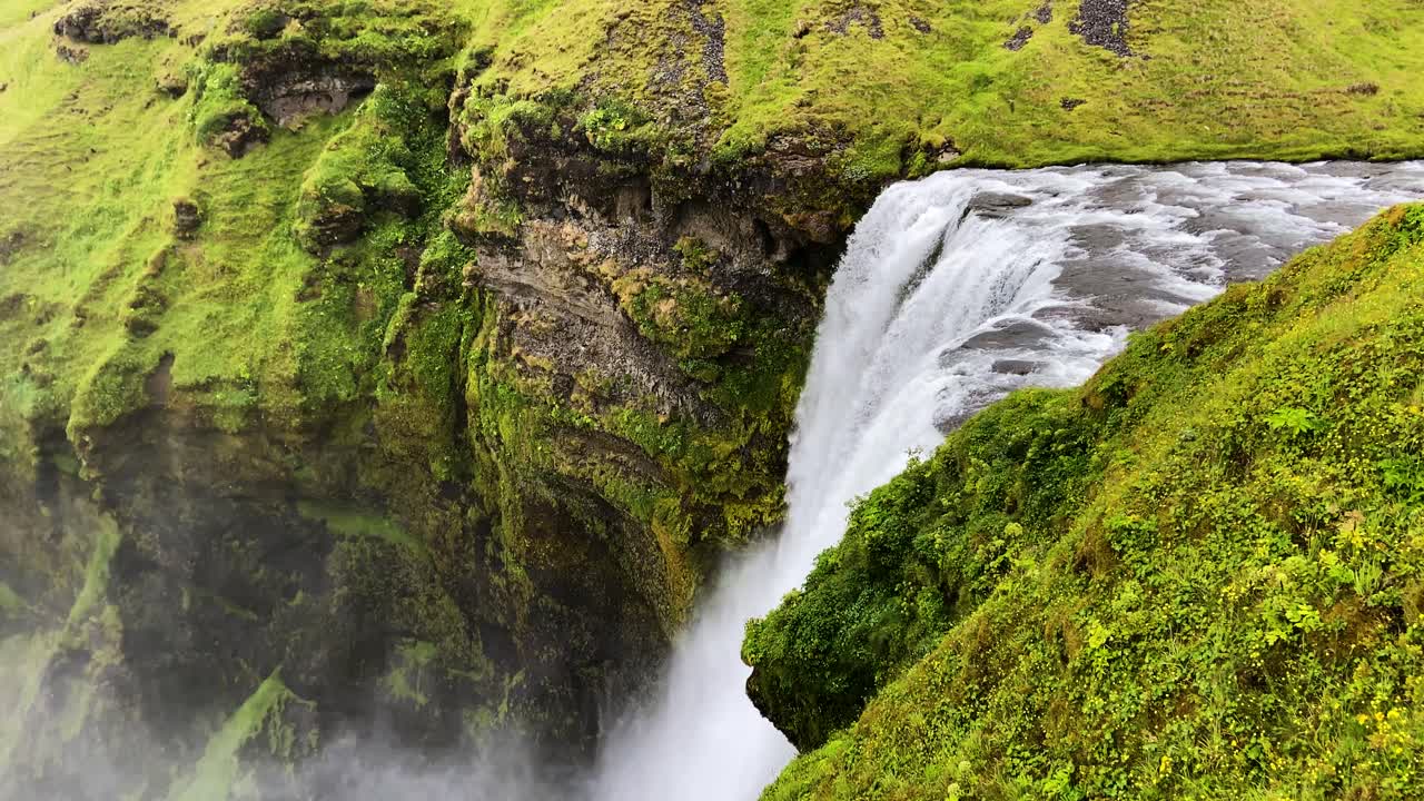 poderosa cascada de skogafoss que cae en el desfiladero, islandia, vista desde un ángulo alto