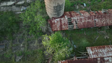 Vista-Aérea-De-Viejos-Silos-En-Una-Granja-En-Alabama